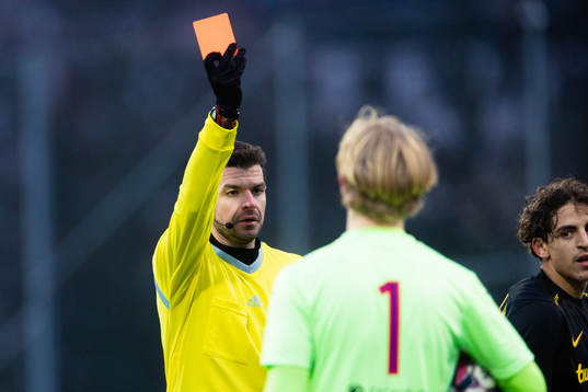 Domare Enzo Vesprini delar ut ett rött kort till