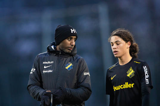 s assisterande tränare Henok Goitom och Ayo Rupia-Ellis