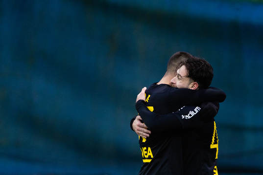 s Elias Durmaz jublar med Ahmad Faqa
