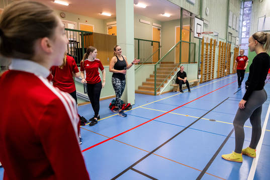Sara Bengtsson pratar med lagkamrater