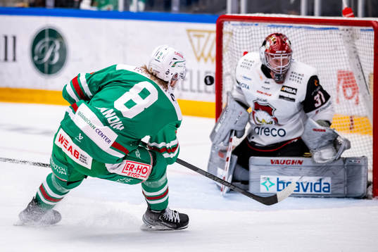 Malmö Redhawks målvakt Brandon Maxwell  räddar Rögles