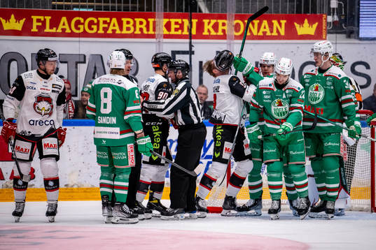 Malmö Redhawks Johan Olofsson  och Rögles Erlend Lesund i