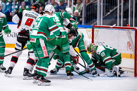 Malmö Redhawks spelare oroar framför Rögles målvakt