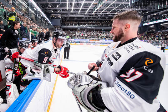 Malmö Redhawks Kim Rosdahl ger målvakt Brandon Maxwell