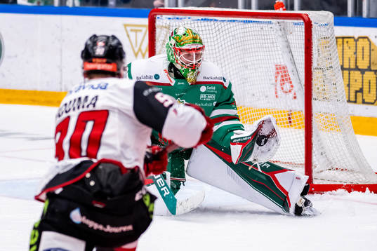 Rögles målvakt Christoffer Rifalk räddar