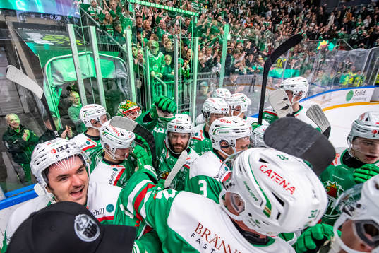 Rögles spelarna jublar