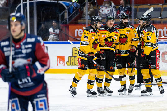 Luleås Einar Emanuelsson jublar med lagkamrater