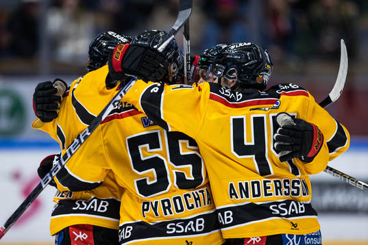 Luleås Filip Pyrochta jublar med lagkamrater