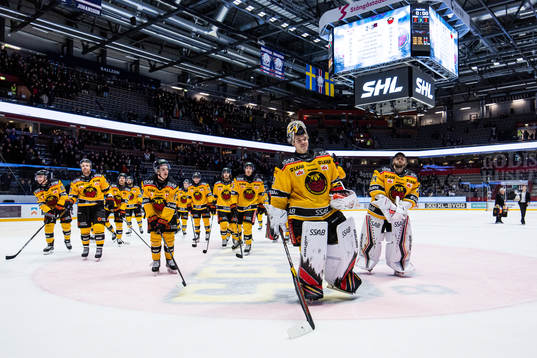 Luleås målvakt Matteus Ward jublar