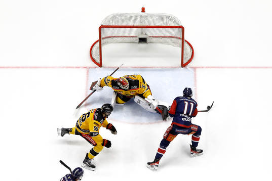 Mål 2-3 av Linköpings Henrik Törnqvist förbi Luleås