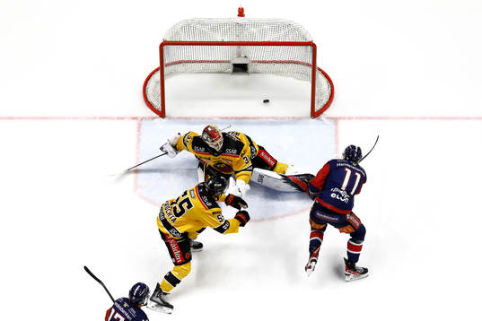 Mål 2-3 av Linköpings Henrik Törnqvist förbi Luleås