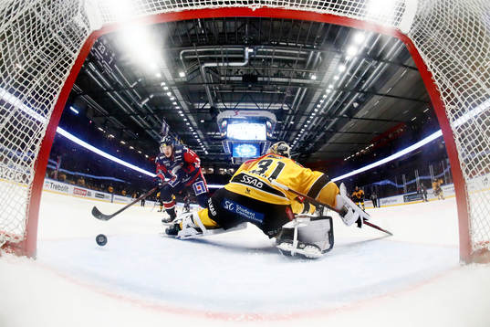 Mål 2-3 av Linköpings Henrik Törnqvist förbi Luleås