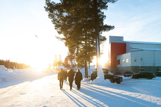 Människor påväg till NHC Arena