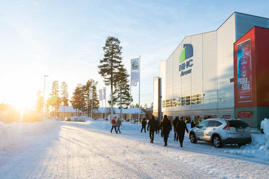 Människor påväg till NHC Arena