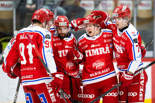 Timrås Axel Rindell jublar med lagkamrater