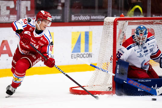 Timrås Robin Alvarez och Oskarshamns målvakt Joe Cannata