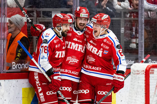 Timrås Panu Mieho jublar med lagkamrater