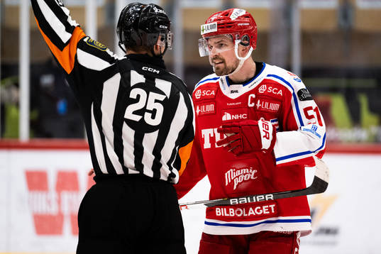Timrås Anton Lander diskuterar med domaren