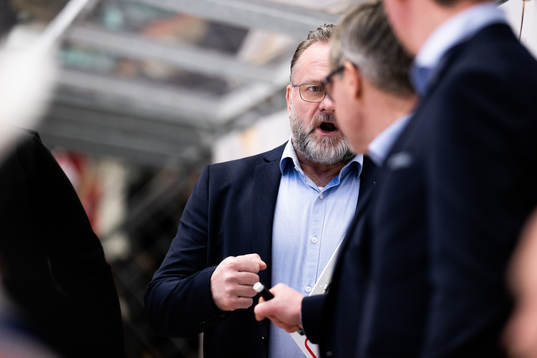Timrås assisterande tränare Lars Marklund jublar