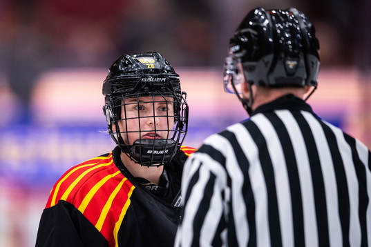 Brynäs Jenny Antonsson diskuterar med domaren