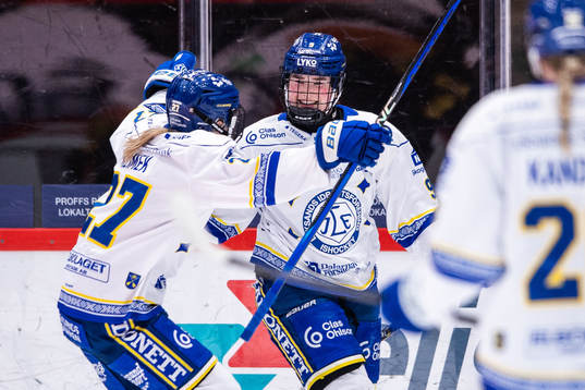 Leksands Hana Haasova och Victoria Klimek jublar