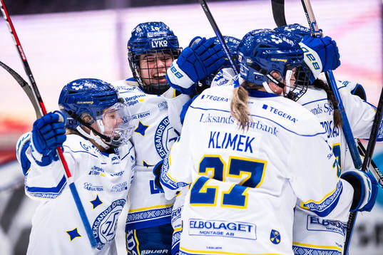 Leksands Noemi Ryhner jublar med lagkamrater