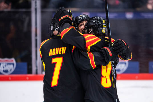 Brynäs Matilda Nilsson jublar med Lindsay Paige Agnew och