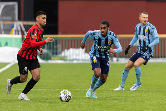 Brommapojkarnas Liam Tahwildaran och Djurgårdens Isak