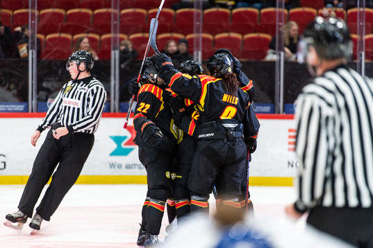 Brynäs Hanna Thuvik jublar med lagkamrater