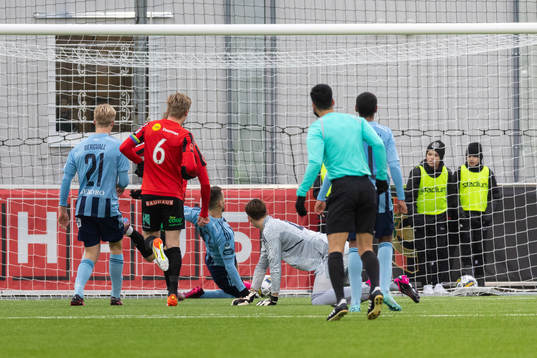 Djurgårdens Carlos Moros Garcia gör en självmål
