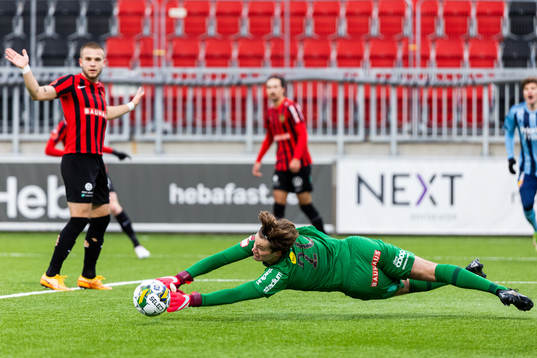 Brommapojkarnas Filip Sidklev med en räddning