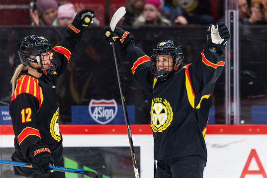Brynäs Matilda Nilsson jublar emd Mina Waxin