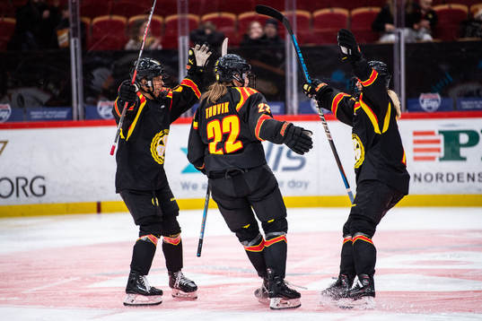 Brynäs Hanna Thuvik jublar med lagkamrater