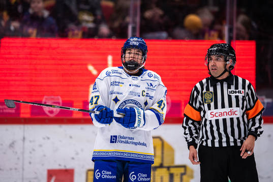Leksands Abagael Thiessen diskuterar med domaren