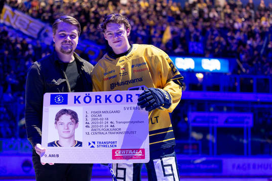 HV71s Oskar Fisker Mølgaard tilldelas priset ”Årets