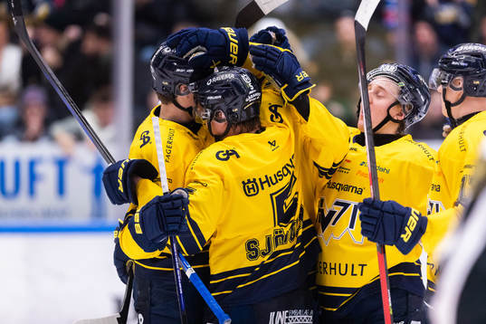 HV71s Victor Sjöholm jublar med lagkamrater