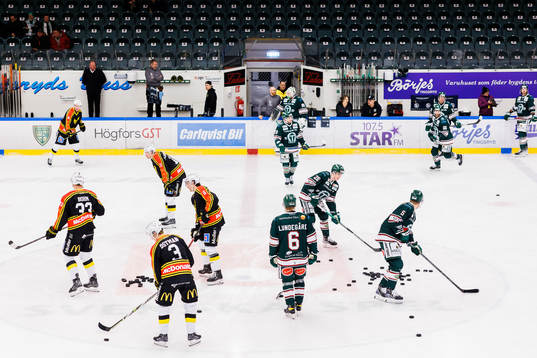 Lagen värmer upp före ishockeymatchen i Hockeyallsvenskan