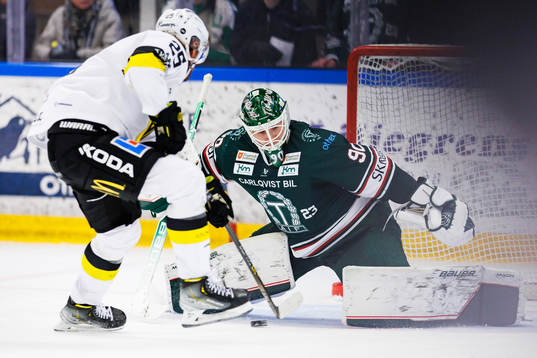 Västerås Marcus Bergman och Tingsryds målvakt Daniel