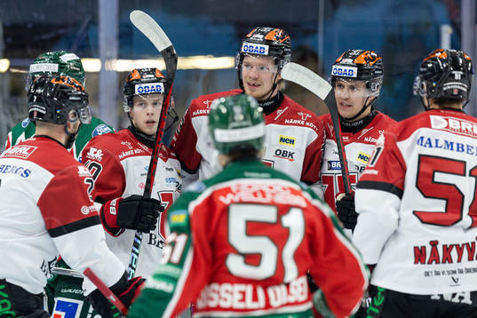 Örebros spelare jublar med Rasmus Rissanen