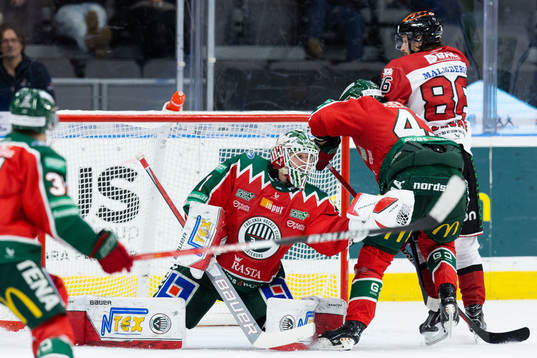 Frölundas målvakt Lars Johansson med en räddning