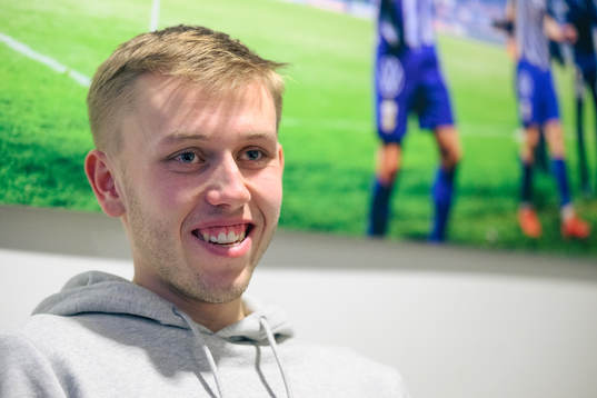 IFK Göteborgs Elias Hagen blir intervjuad