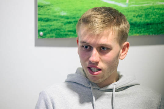 IFK Göteborgs Elias Hagen blir intervjuad