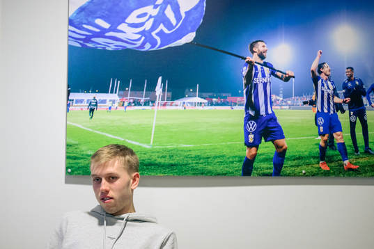 IFK Göteborgs Elias Hagen blir intervjuad