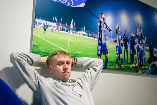 IFK Göteborgs Elias Hagen blir intervjuad