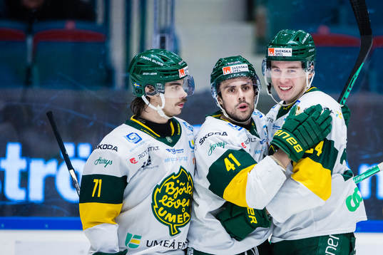 Björklövens Maxime Fortier jublar med Gustav Possler och