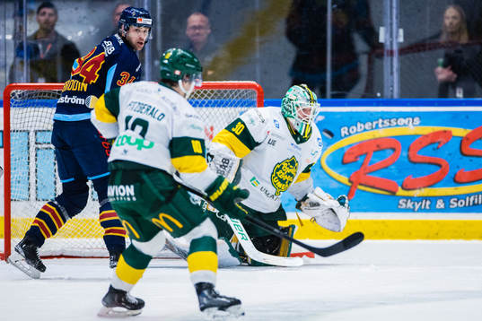 Björklövens målvakt Joona Voutilainen med en räddning