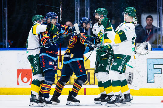 Djurgårdens Daniel Brodin och Marcus Kruger i ett gruff