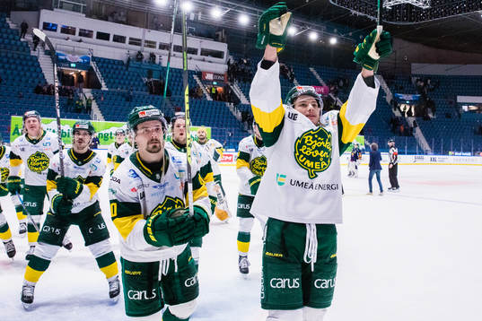 Björklövens spelare jublar