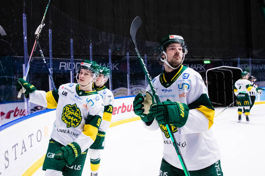 Björklövens Viljami Juusola och Veeti Vainio jublar