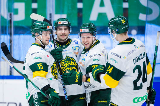 Björklövens Fredric Andersson jublar med Mattias